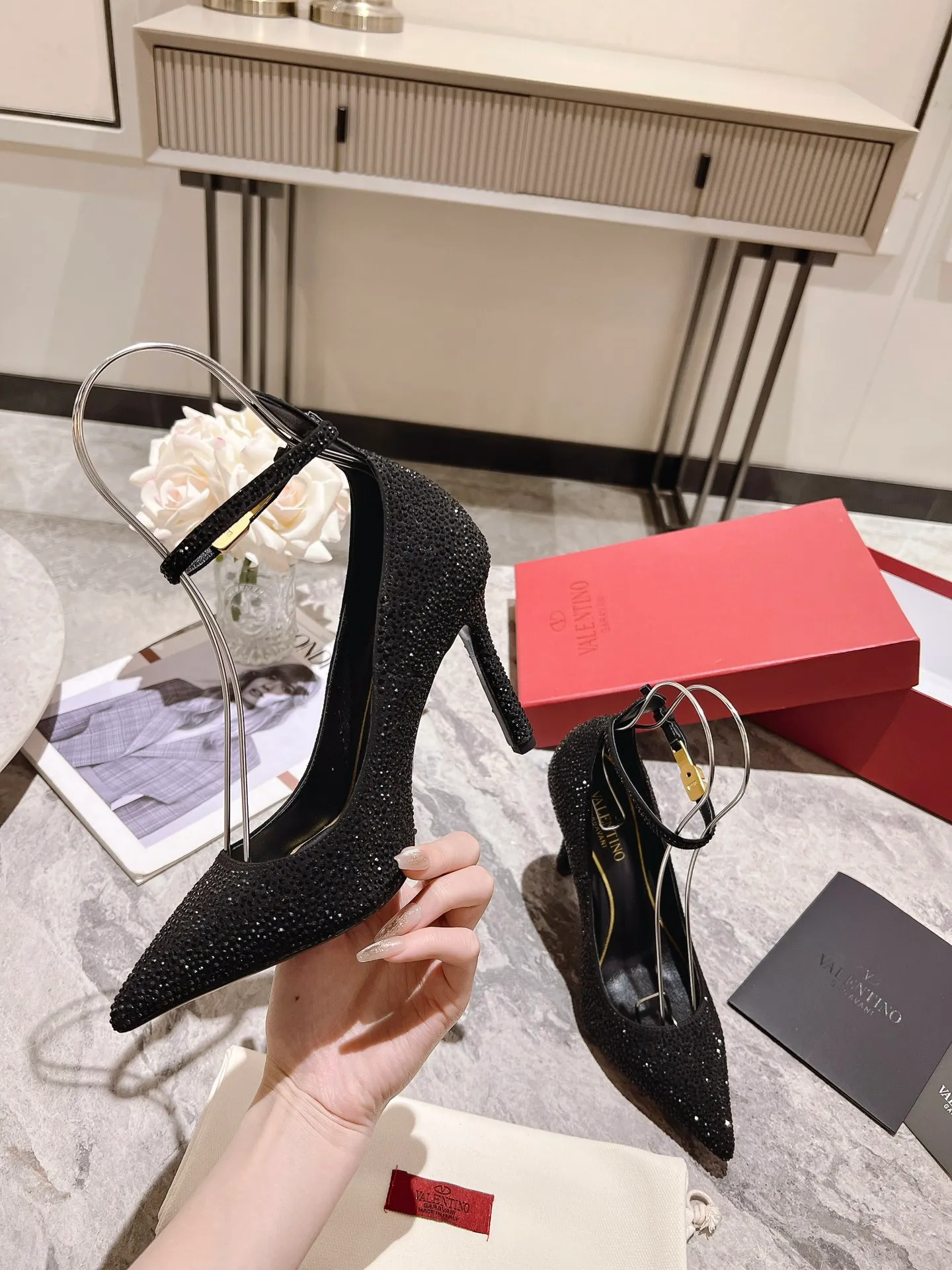 👟👟Ex-factory price 500👟👟 Genuine leather sole +40 Top version 𝑉𝐴𝐿𝐸𝑁𝑇𝐼𝑁𝑂 Valentino new spring and summer women's 6⃣️color "Czech Diamond💎" full diamond shoes The unique [V’s handcrafted diamond production] brings out a full sense of high-end, and the new season will live up to expectations! Worth buying★Absolutely high-grade❥Original method, Absolutely sensual❥Elegant style, creating a different feeling, simple and elegant style!  Code number: 35-41 (34-42 customized, non-returnable) Lining: Sheepskin lining Heel height: 10cm Leather outsole Rubber outsole
